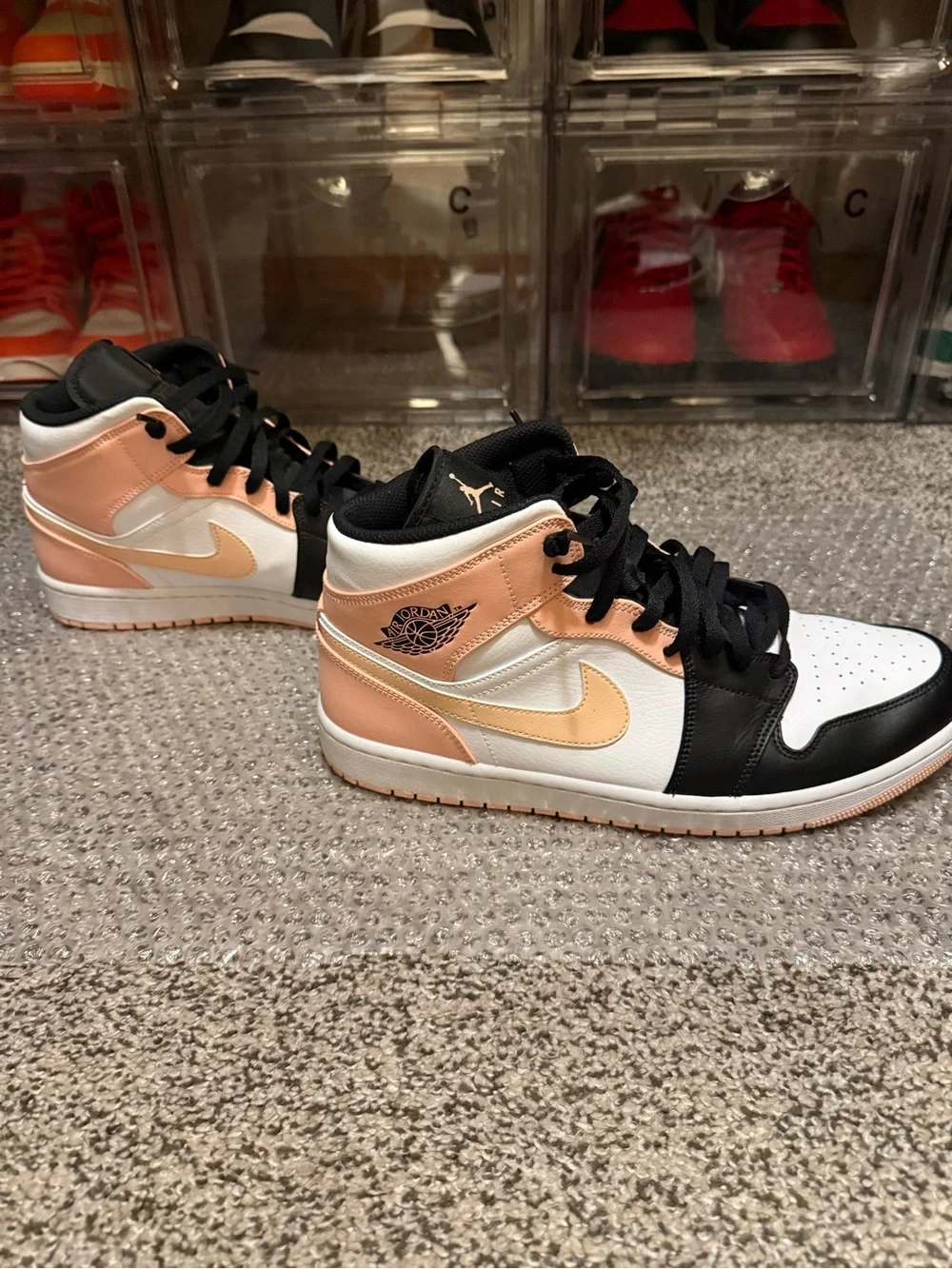 Jordan 1 Mid crimson